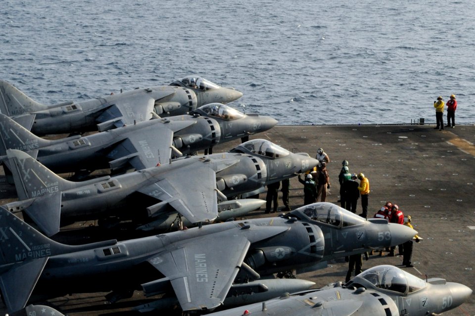 USS BOXER (LHD 4) 131108-N-OQ305-014 (10814587503)