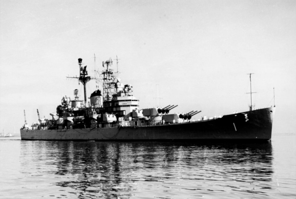 USS Boston (CAG-1) underway off the Boston Naval Shipyard, Massachusetts (USA), 26 July 1960 (NH 98283)