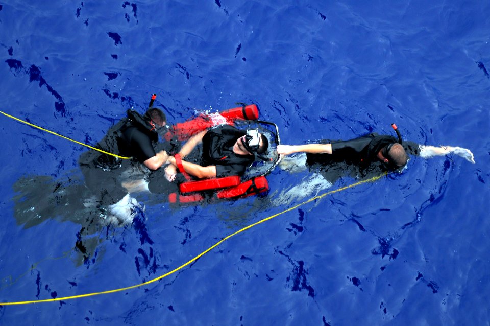 US Navy 100921-N-8335D-257 USS Harpers Ferry rescue swimmers train