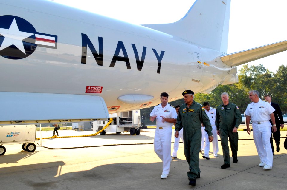 US Navy 100924-N-8273J-074 Chief of Naval Operations (CNO) Adm. Gary Roughead tour various aircraft and facilities at Naval Air Station Paxtuxent R