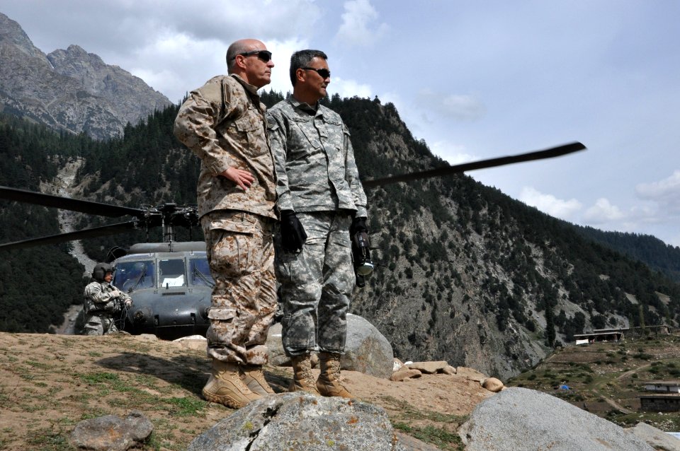 US Navy 100927-N-0000X-002 Vice Adm. Mike LeFever, commander of the Office of the Defense Representative in Pakistan, left, speaks with Brig. Gen