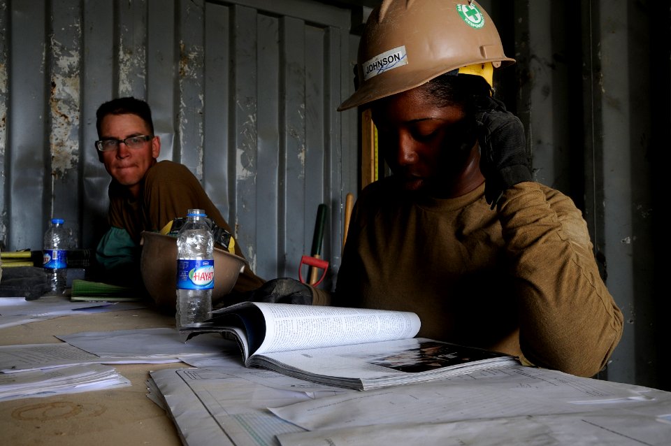 US Navy 100928-N-0475R-437 Construction Electrician Constructionman Chelsea Johnson, right, and Steel Worker Constructionman Robert Ribicki take a