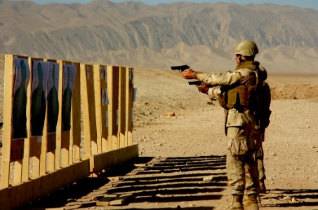 US Navy 101001-N-6436W-030 Seabees assigned to Naval Mobile Construction Battalion (NMCB) 40 conduct rifle range qualifications