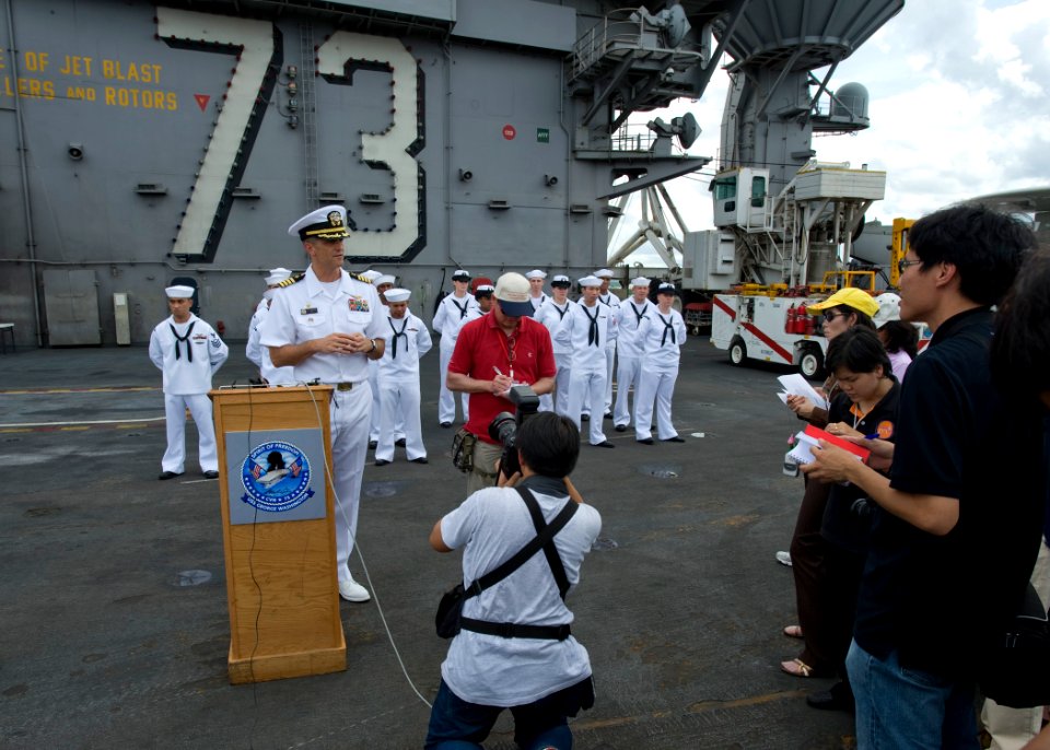 US Navy 101002-N-6720T-005 Capt. David A. Lausman, commanding officer of the aircraft carrier USS George Washington (CVN 73),