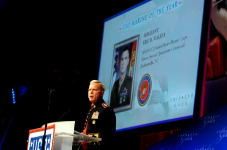 US Navy 101007-N-9818V-109 Assistant Commandant of the Marine Corps Gen. James Amos introduces Sgt. Eric B. Walker as the USO Marine of the Year at