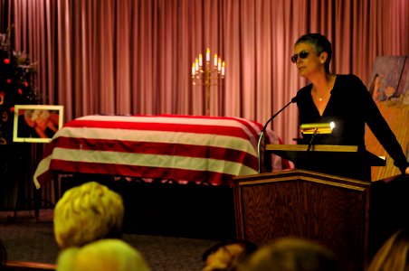 US Navy 101004-N-3659B-215 Actress Jamie Lee Curtis speaks at the funeral of her father, Tony Curtis in Las Vegas. Tony Curtis served in the U.S. N