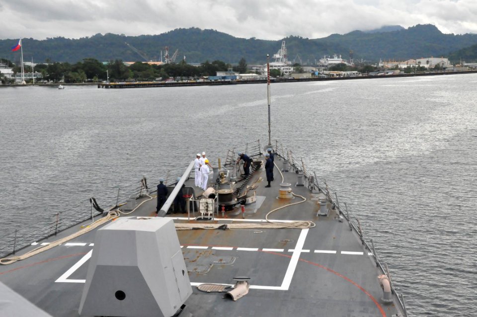 US Navy 101002-N-0966O-001 Sailors prepare for mooring on the foc'sle of the Arleigh Burke-class guided-missile destroyer USS Lassen (DDG 82)