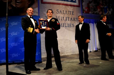 US Navy 101007-N-9818V-271 Vice Chief of Naval Operations (VCNO) Adm. Jonathan Greenert introduces Explosive Ordnance Disposal 2nd Class Kenton Sta