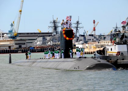 US Navy 101008-N-3560G-001 The Los Angeles-class submarine USS Tucson (SSN 770) returns to Joint Base Pearl Harbor-Hickam after completing a schedu