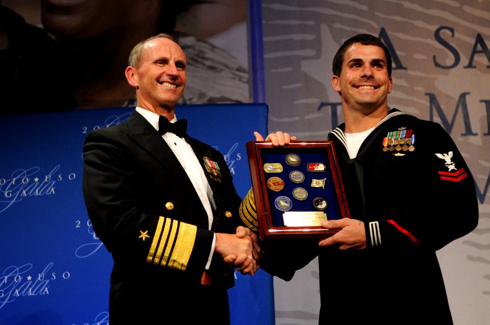 US Navy 101007-N-9818V-273 Vice Chief of Naval Operations (VCNO) Adm. Jonathan Greenert introduces Explosive Ordnance Disposal 2nd Class Kenton Sta