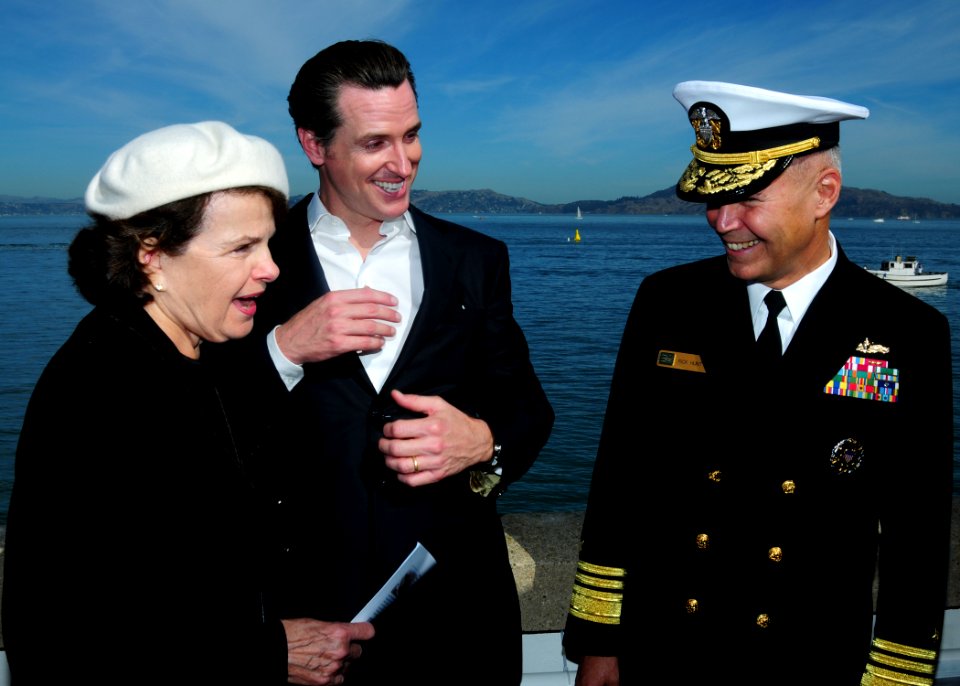 US Navy 101009-N-3570S-299 Vice Adm. Richard W. Hunt, commander of U.S. 3rd Fleet speaks with U.S. Senator Dianne Feinstein and San Francisco Mayor