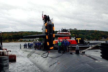 US Navy 101015-N-3090M-065 Line handlers aboard the Los Angeles-class attack submarine USS Pittsburgh (SSN 720) pull the forward lines across as th