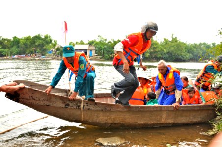 USAID and Save the Children support community evacuation drill and emergency preparedness in central Vietnam (8244685386) photo