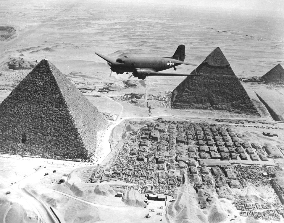 USAAF C-47 flies over the Giza pyramids 1943