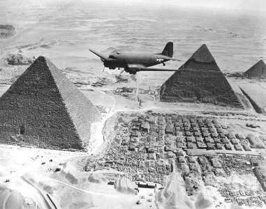 USAAF C-47 flies over the Giza pyramids 1943