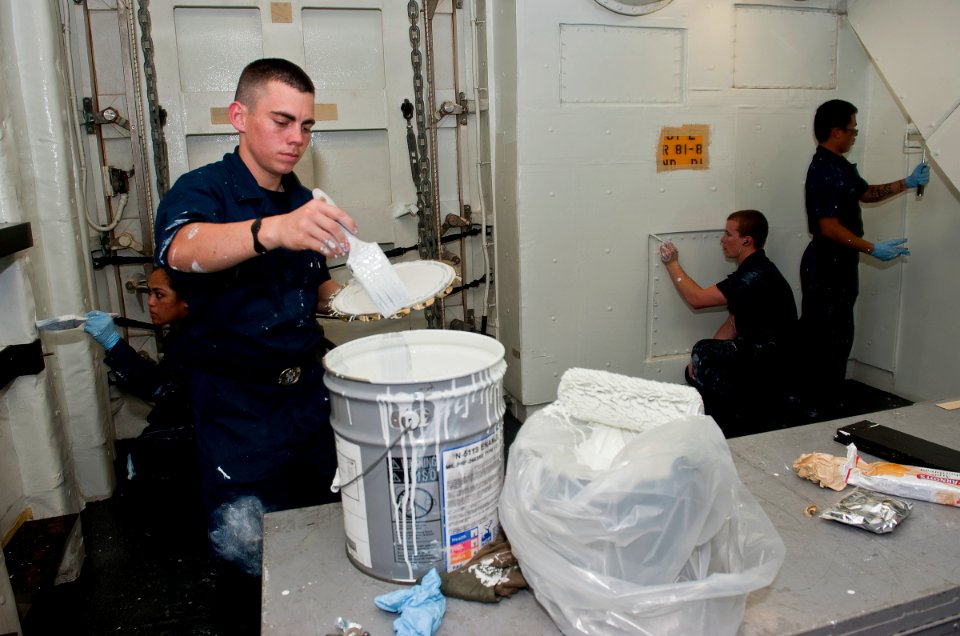 US Navy 111202-N-DX615-011 Seaman Alexander Kovac, assigned to the deck department of the amphibious assault ship USS Makin Island (LHD 8), dips hi
