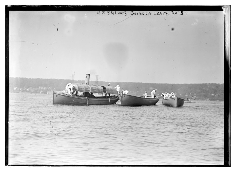 US sailors going on leave LCCN2014688499