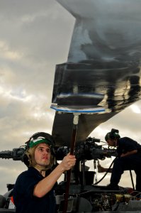 US Navy 111206-N-YM590-010 Aviation Structural Mechanic 2nd Class Kevin Barnett scrubs a rotor blade of an SH-60B Sea Hawk helicopter during an air