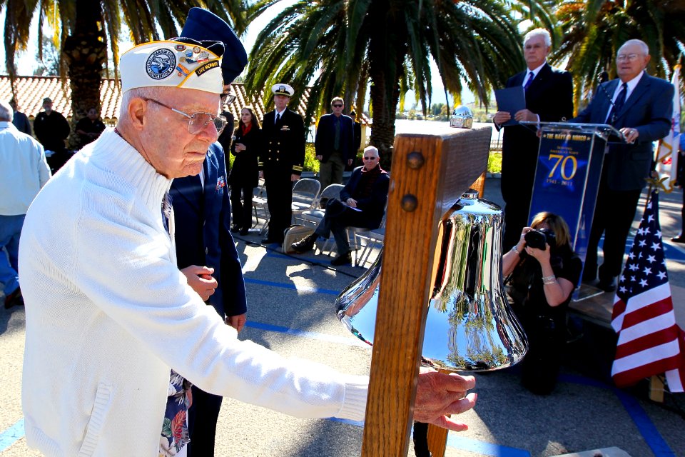 US Navy 111207-N-HW977-458 Navy veteran and Pearl Harbor survivor John Busma, a machinist's mate 1st Class aboard the repair ship USS Medusa (AR 1)