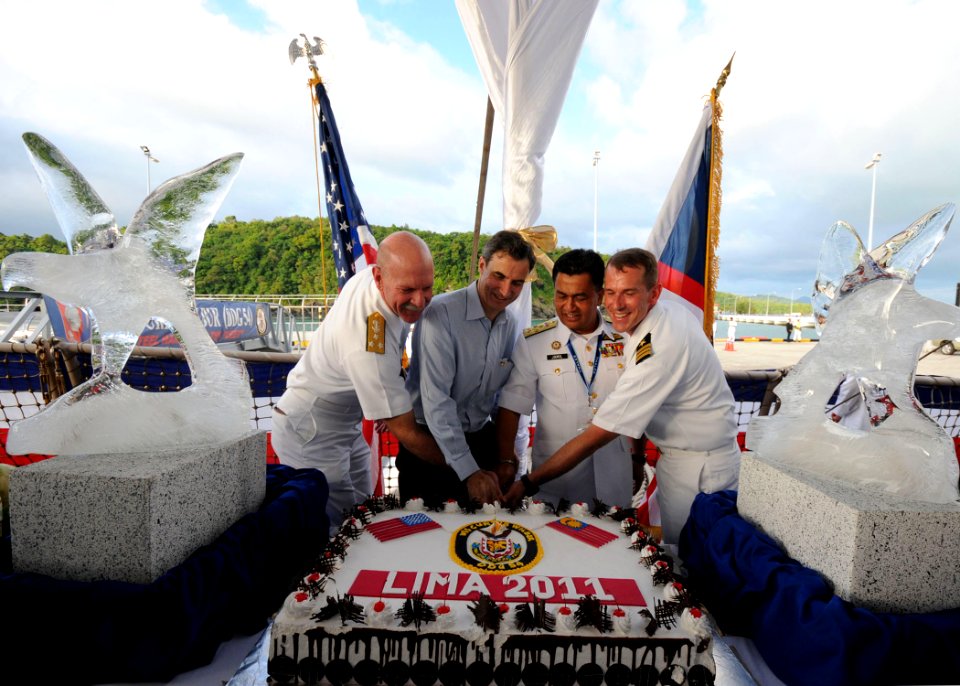 US Navy 111206-N-KK935-250 Cake gets cut at reception