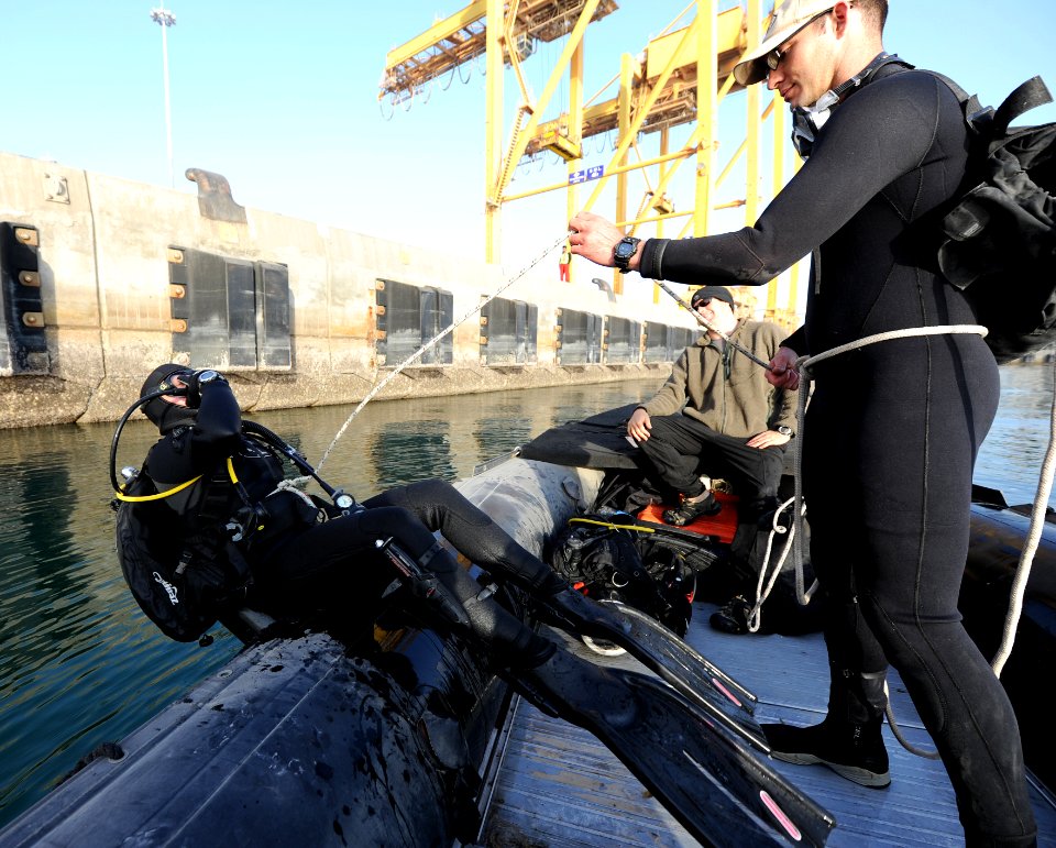 US Navy 111210-N-BA263-196 Navy explosive ordnance disposal technicians and Navy divers prepare to conduct anti-terrorism-force protection dives on