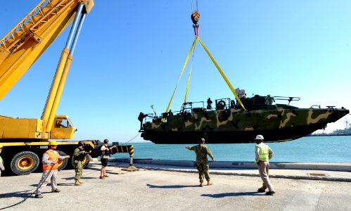 US Navy 111207-N-RP435-321 Sailors assigned to Riverine Squadron (RIVRON) 2 prepare to launch one of the riverine command boats into the Arabian Gu