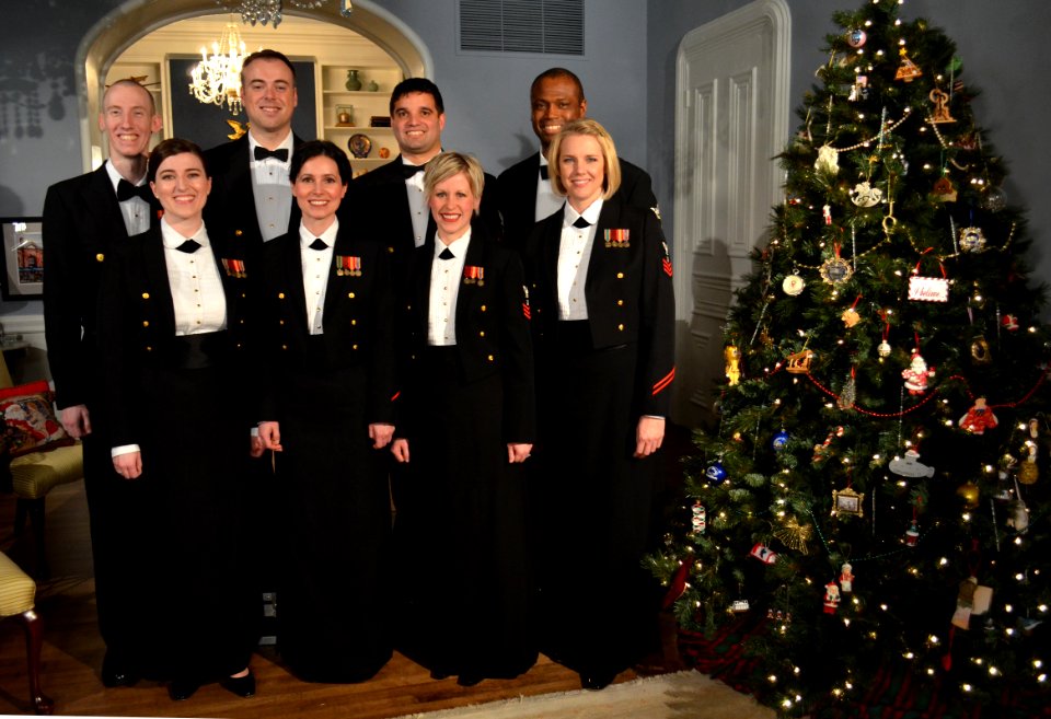 US Navy 111208-N-FC670-005 The U.S. Navy Band Sea Chanters pose for a photo after Chief of Naval Operations (CNO) Adm. Jonathan Greenert and his wi