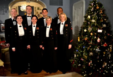 US Navy 111208-N-FC670-005 The U.S. Navy Band Sea Chanters pose for a photo after Chief of Naval Operations (CNO) Adm. Jonathan Greenert and his wi
