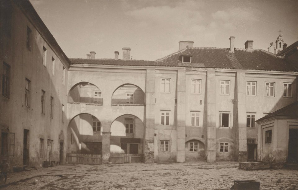 Vilnia, Universyteckaja, Dvor Sarbievija. Вільня, Унівэрсытэцкая, Двор Сарбевія (J. Bułhak, 1918)