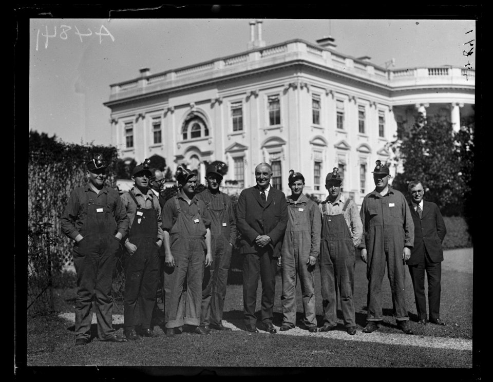 Warren Harding and group outside White House; Henry C. Wallace at right. Washington, D.C. LCCN2016891694