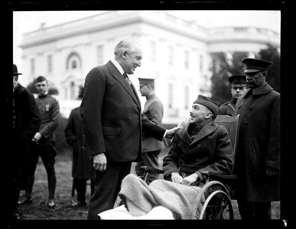 Warren Harding greets wounded soldier at White House, Washington, D.C. LCCN2016891140