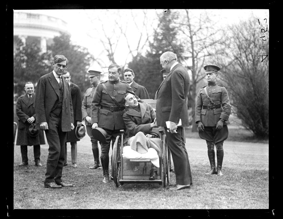 Warren Harding greets wounded soldier at White House, Washington, D.C. LCCN2016891152