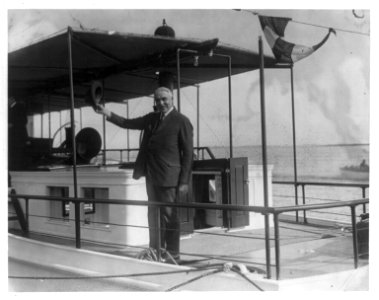 Warren Harding, three-quarters length, standing in auto, facing slightly right, arriving in Washington, D.C., others in background, Oct. 25, 1920 LCCN2006683585