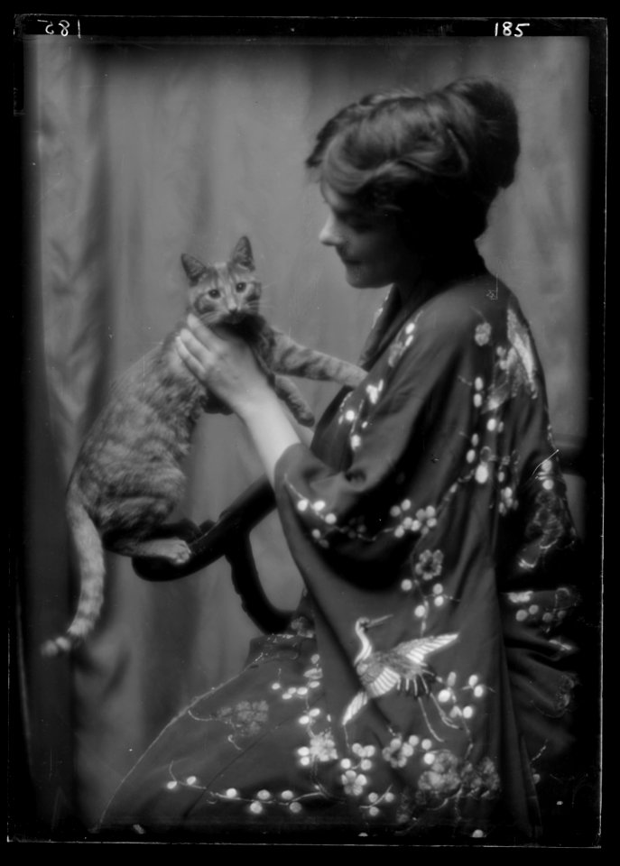 Warren, Gertrude, Miss, or Miss Jackman, with Buzzer the cat, portrait photograph LOC agc.7a13383