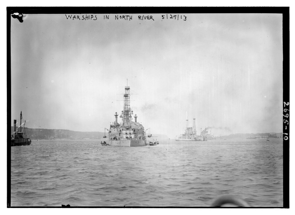 Warships in North River LCCN2014693093