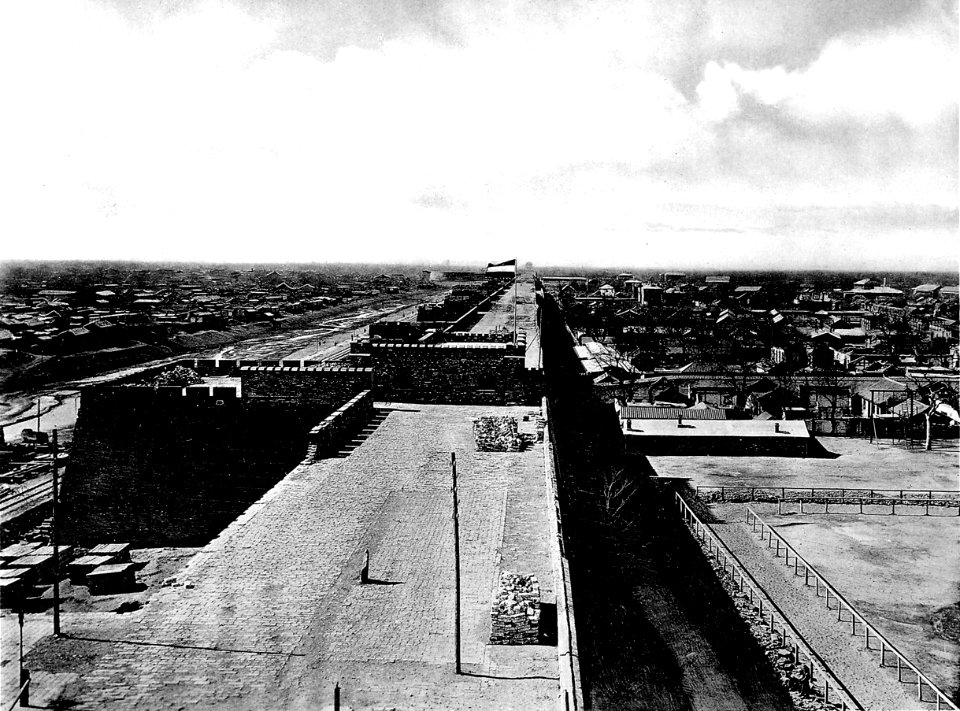 Was ich bei meinem letzten Spaziergang auf der Mauer sah. Ⅰ. Blick vom Hatamên nach Westen. Vorn auf der Mauer Deutsche Bastion. Rechts unten Spielplatz und Reitbahn der deutschen Schutzwache