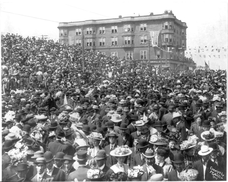 Wash. - Seattle - large crowd on 2nd Ave. and Virginia St., U.S. Atlantic Fleet Day. May 26, 1908 LCCN2007678196