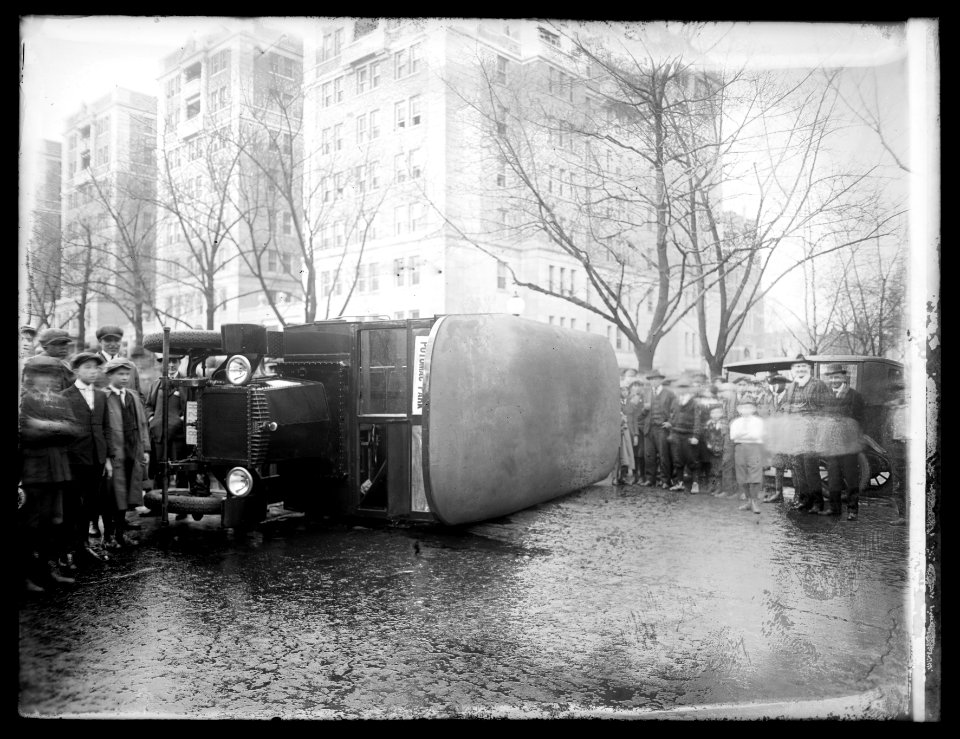 Wash. Rapid Transit Co. wreck LCCN2016823699