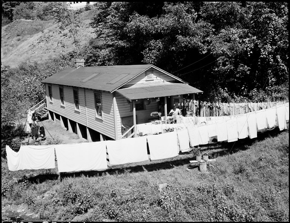 Washday in ... section of company housing project for miners. Inland Steel Company, Wheelwright ^1 & 2 Mines... - NARA - 541499