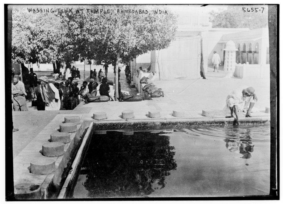 Washing tank at temple, Ahmedabad, India LCCN2014713910