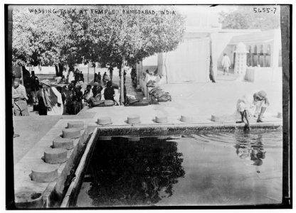 Washing tank at temple, Ahmedabad, India LCCN2014713910