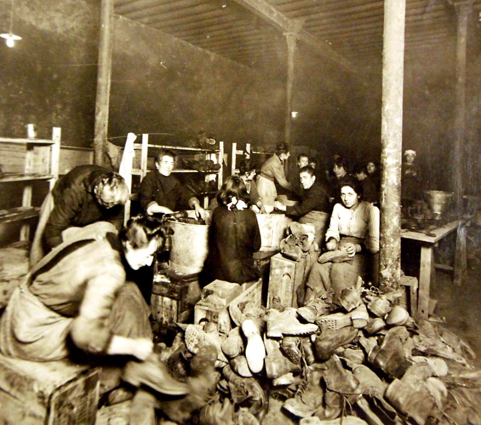Washing shoes in Bangle (Gironde), France during WWI (28570037111)