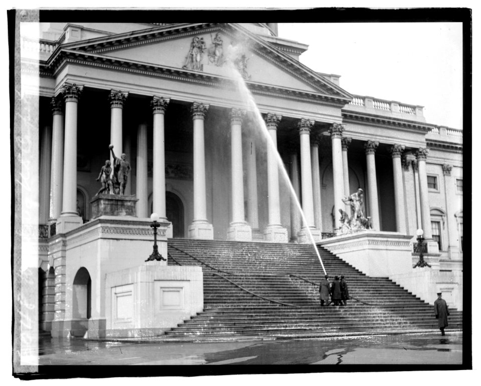 Washing U.S. Capitol LCCN2016819915