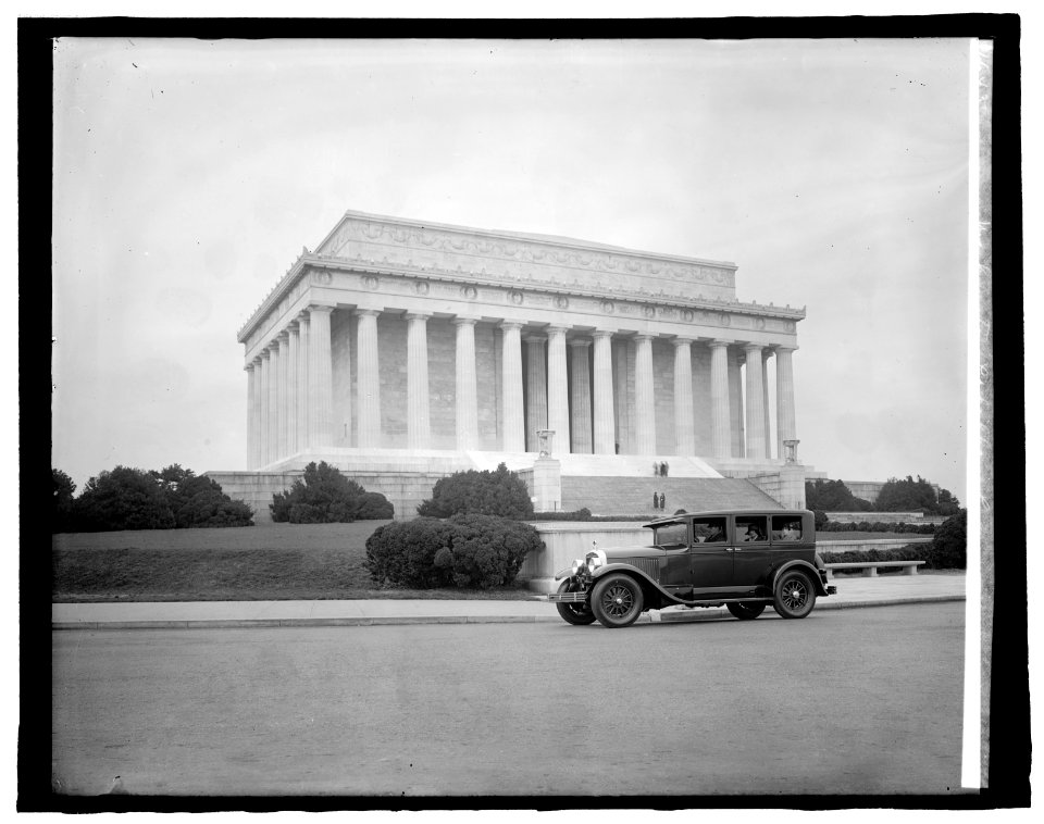 Washington Cadillac Co., (in front of Lincoln memorial, Washington, D.C.) LCCN2016825918
