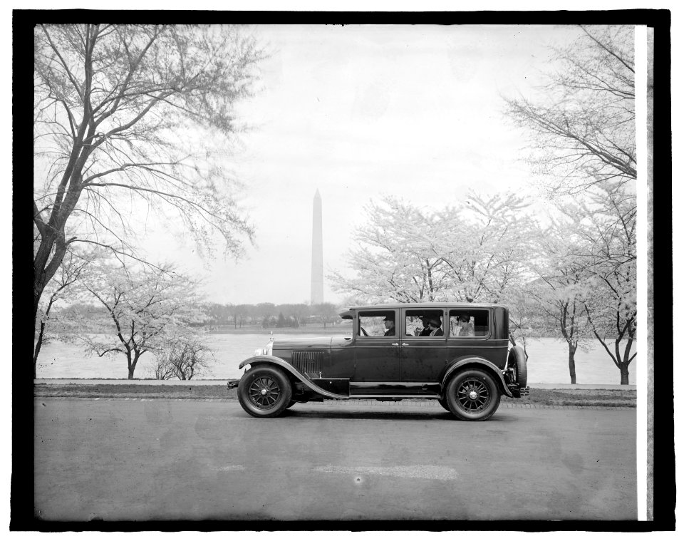 Washington Cadillac Co., (Washington monument in background, Washington, D.C) LCCN2016825919