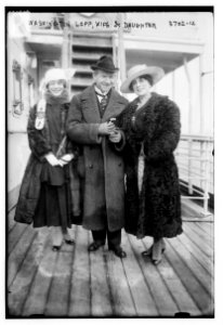 Washington Lopp, wife and daughter LCCN2014700571