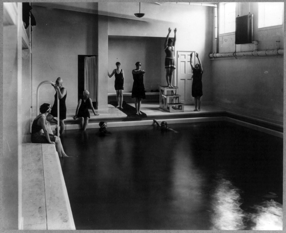Washington, D.C. Mount Vernon Seminary - girls in swimming pool LCCN2001704532