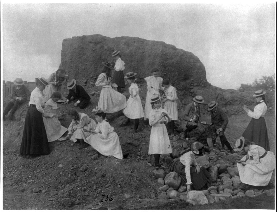 Washington, D.C. public schools field trip - 3rd Div. children examining rocks LCCN2001703694