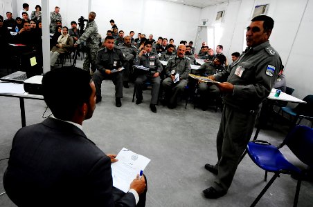 Wasseel Jamal discusses a point with a class participant (4507565991)