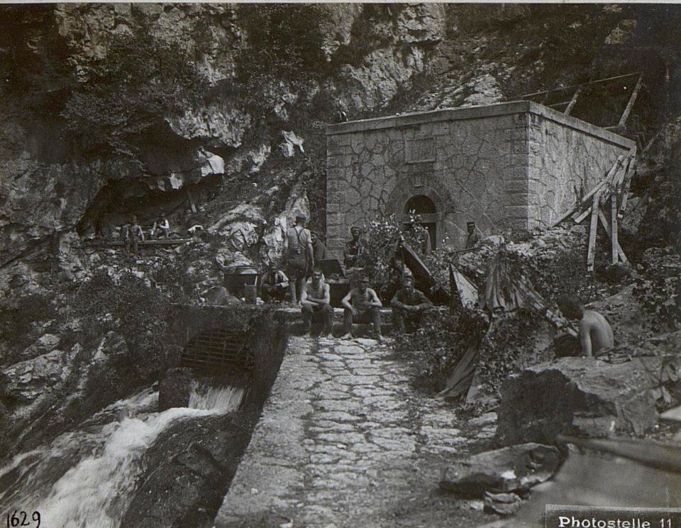 Wasserleitunganlage, Vanini-Pio-Istituto-Prassolan. (Quellenfassung.) (BildID 15645175)